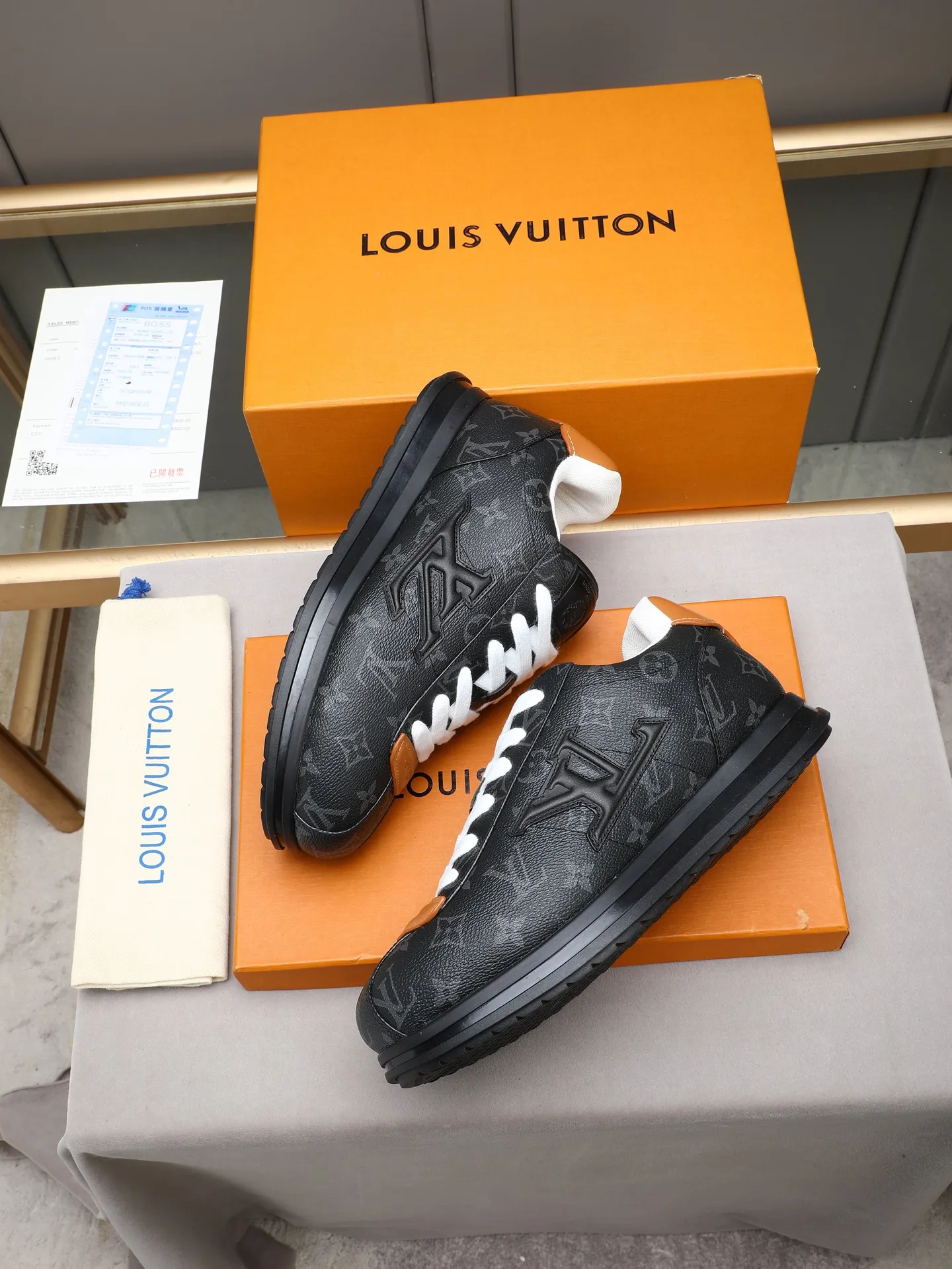 PP560 LV Louis Vuitton L Jialu Brand Runner Tatic Series Thick-soled Casual Sports Shoes Running Shoes Original purchase, development and production This LV Runner Tatic sports shoe combines technical materials such as mesh fabric and ribbons to interpret the inspiration of traditional mountaineering shoes. LV letters are written on one side, the lariat buckle of the quick lacing system is embellished with Monogram flowers and Louis Vuitton logos, and the light and wear-resistant rubber outsole completes the whole. ▪️Fabric: Original imported cowhide + mesh ▪️Inner lining: Original customized breathable mesh ▪️Sole: Original open-molded anti-slip rubber combination material ▪️Size: Men's 38-44 (customized for 45 and 46)